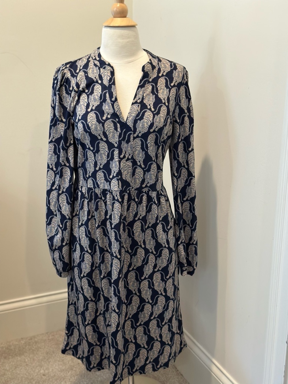 Boden Navy and Beige “Naomi” Relaxed Long-Sleeve Tiger Print Jersey V-Neck Dress